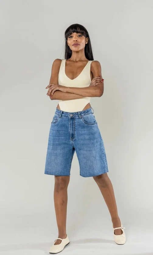 SHORT DENIM NINA CARTER DESHILACHADOS ELASTICO Y ACAMPANADO.