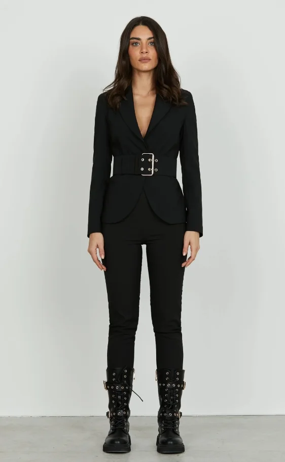 BLAZER CORTE SILM RELISH NEGRA CON CINTURON