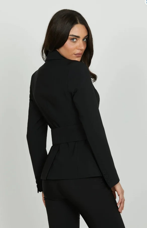 BLAZER CORTE SILM RELISH NEGRA CON CINTURON