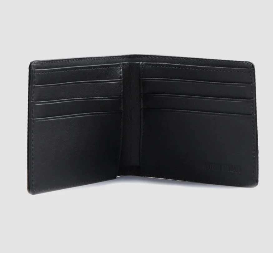 CARTERA MORATO NEGRO CON LOGOTIPO METÁLICO