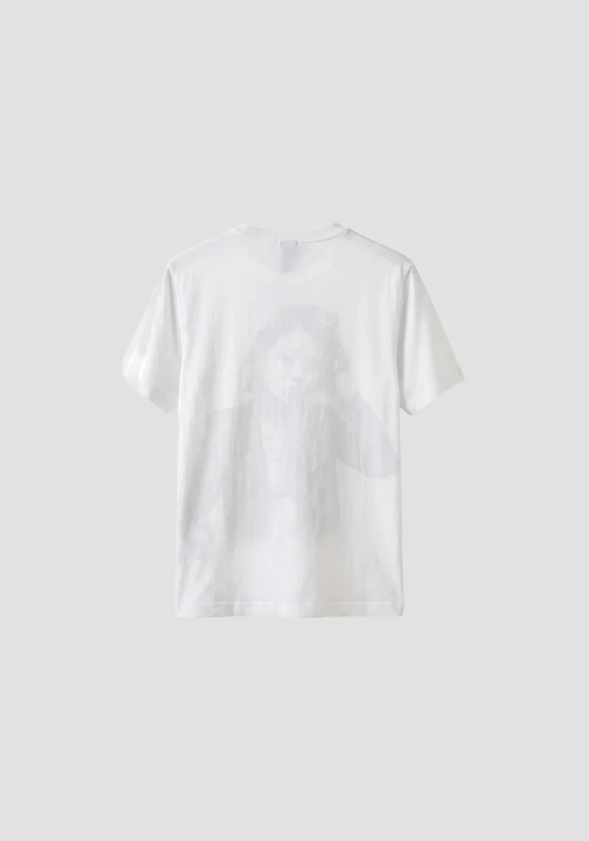 Camiseta color crema regular fit estaampado flocado y logo plateado