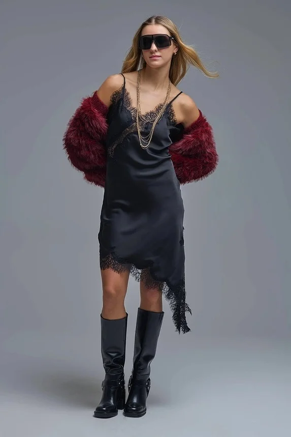 Vestido Q2 de encaje asimétrico de satén en negro