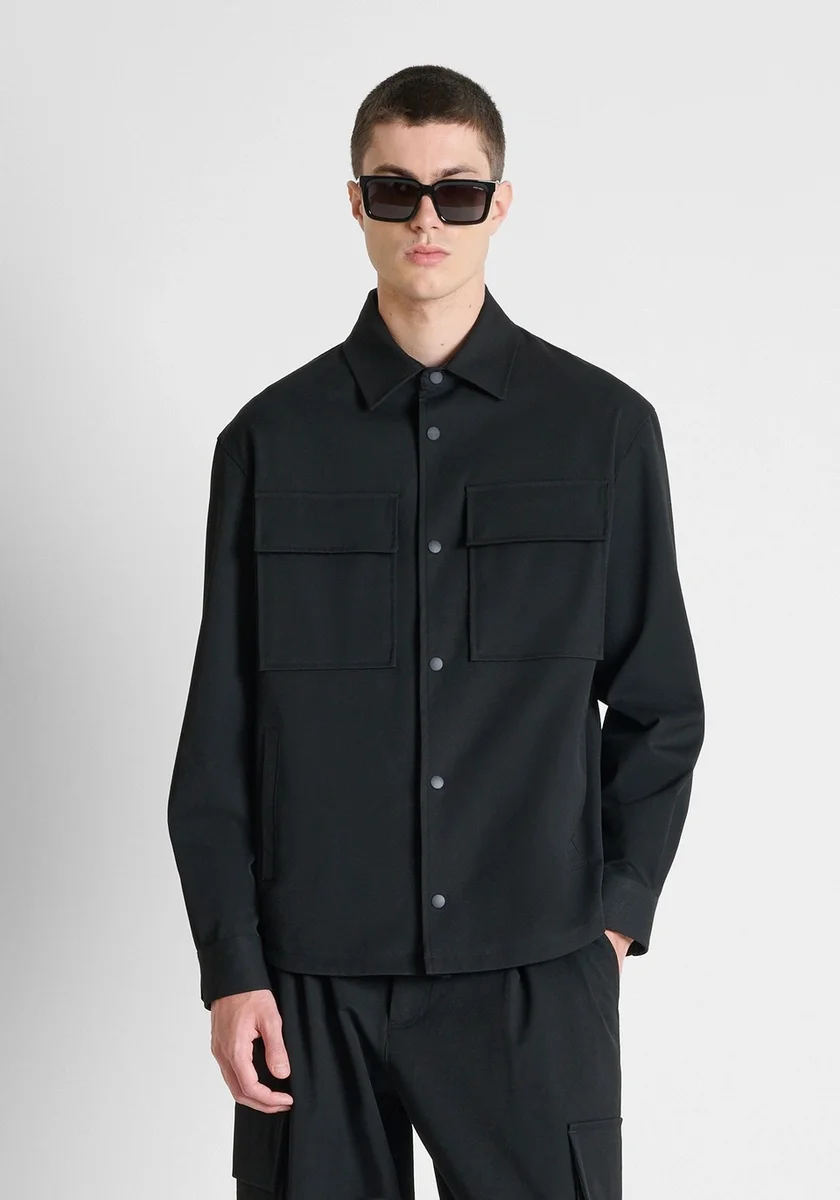 Camisa Morato "Singapore" negra relaxed fit en sarga de viscosa con placa metálica