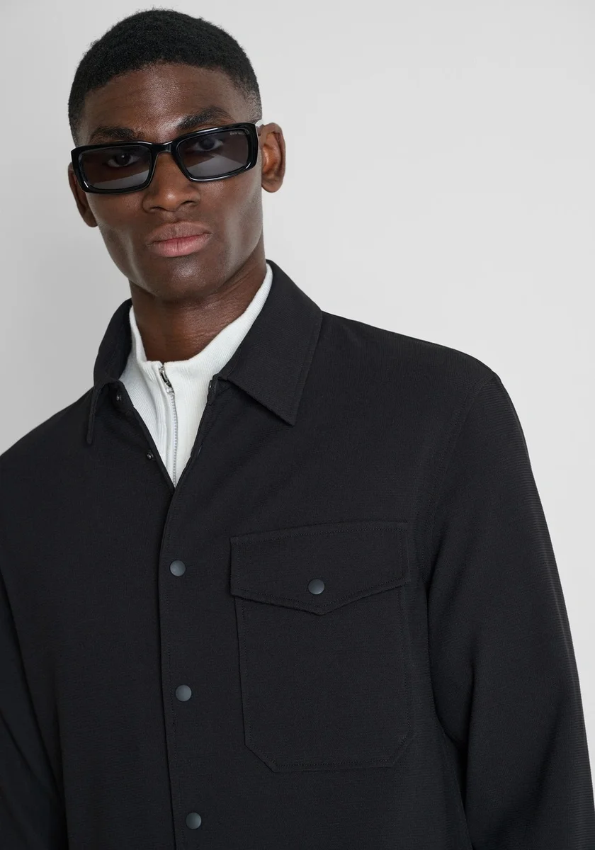 Camisa Morato "Santiago" ncomodín ideal de la oficina al aperitivo, para looks cuidados a todas horas.  El modelo lleva una talla L y mide 185 cmegra regular fit en piqué de viscosa