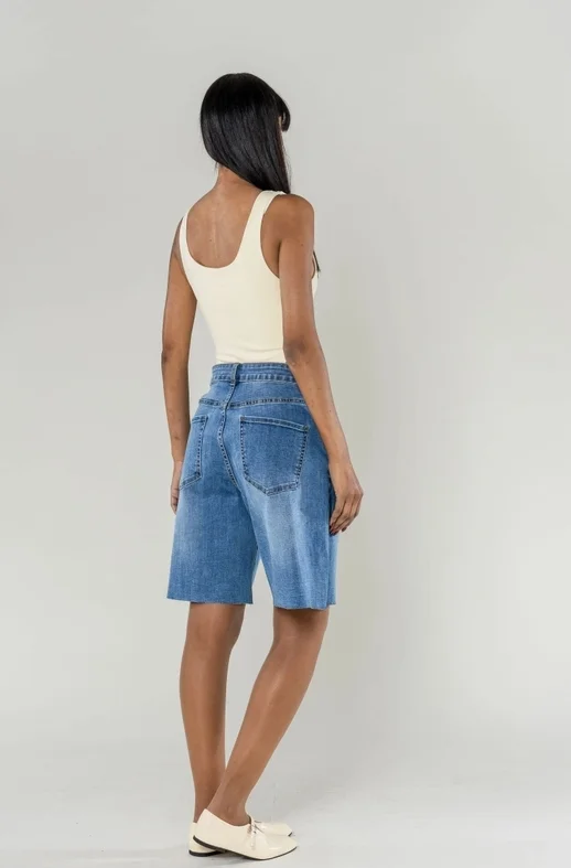 SHORT DENIM NINA CARTER DESHILACHADOS ELASTICO Y ACAMPANADO.