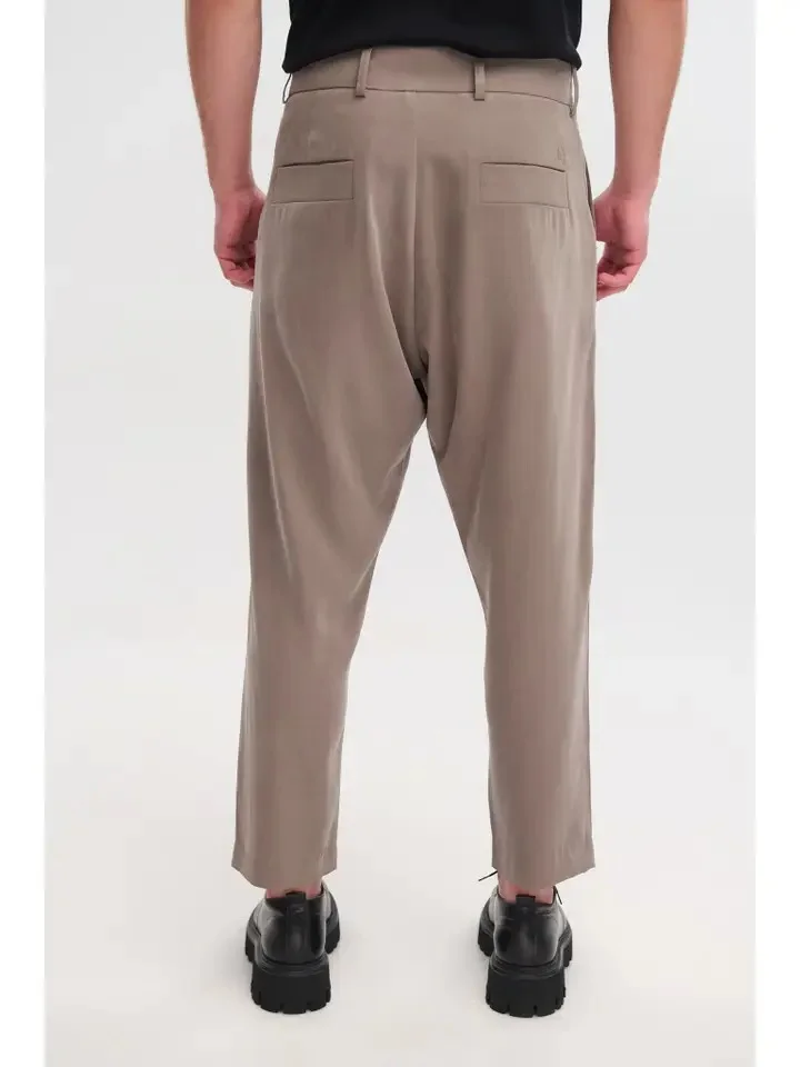 Pantalon Royal Denim Vilnius 2261 con pliegues en caja color topo