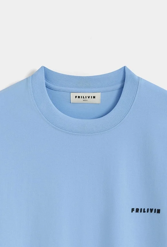 CAMISETA FRILIVIN PARIS REGULAR AZUL CON LOGO ENGOMADO