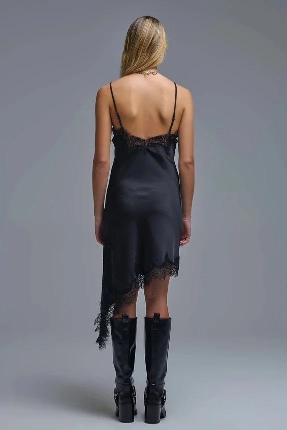 Vestido Q2 de encaje asimétrico de satén en negro