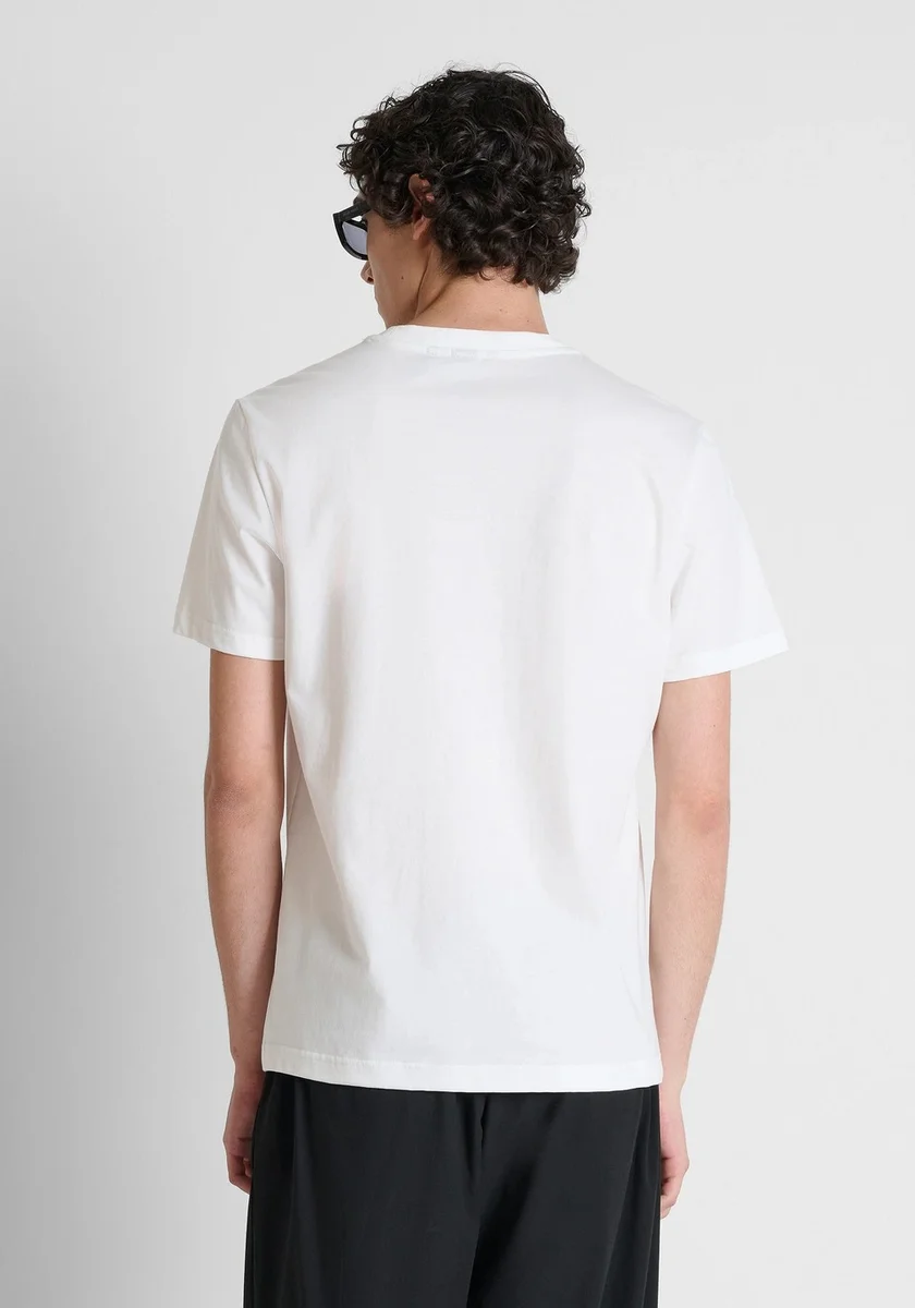 Camiseta color crema regular fit estaampado flocado y logo plateado
