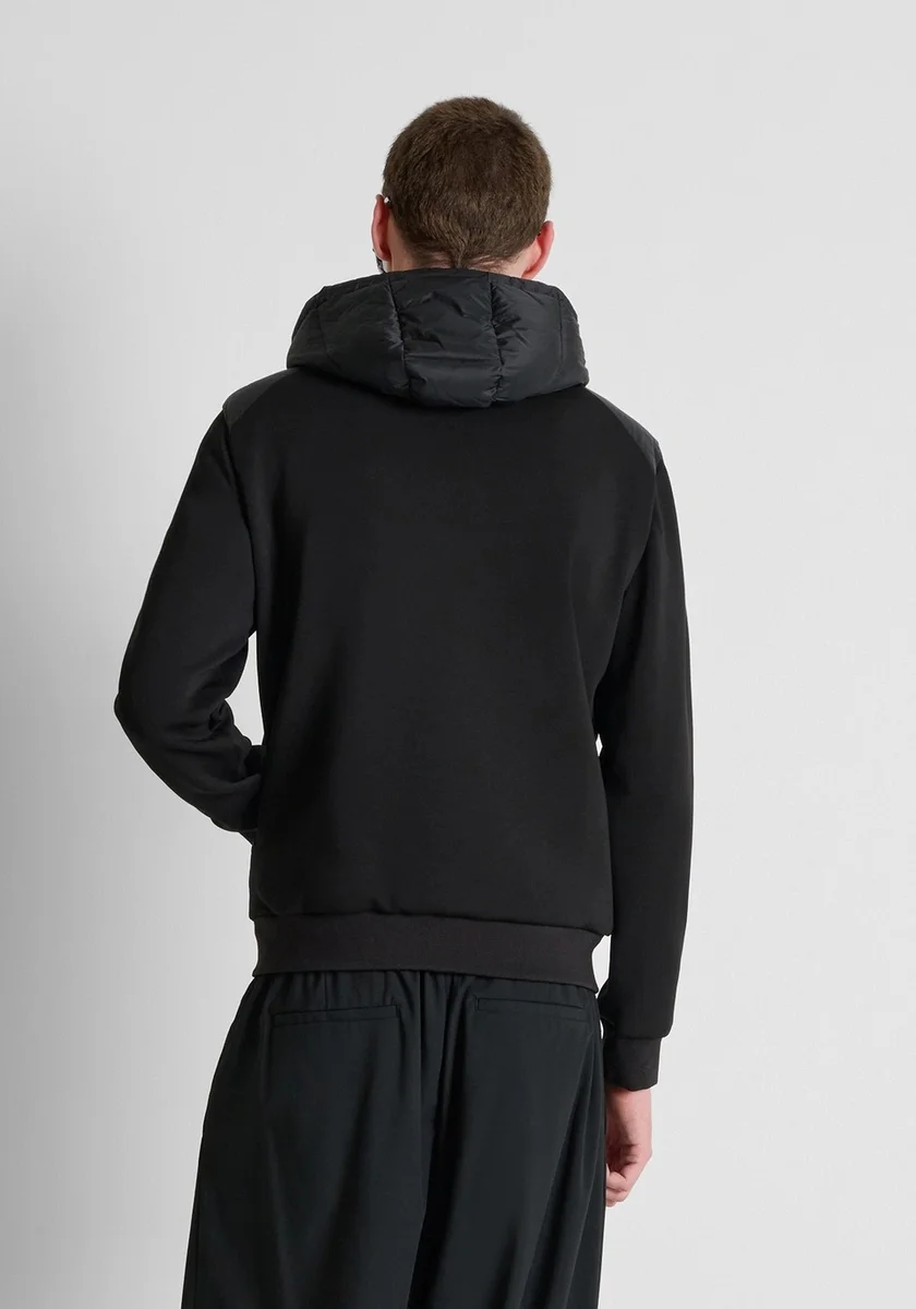 Abrigo Morato negro regular fit en scuba de viscosa con frente y capucha en nylon acolchado