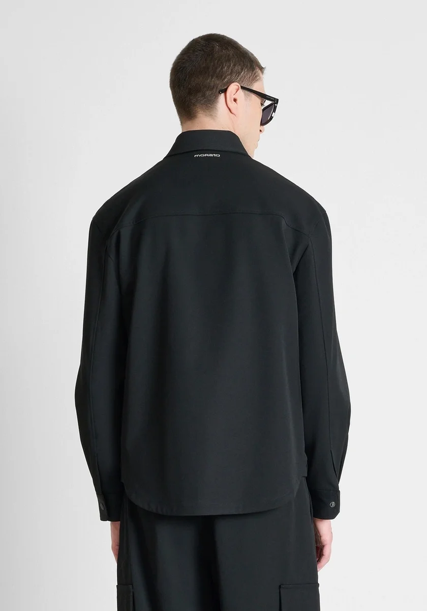 Camisa Morato "Singapore" negra relaxed fit en sarga de viscosa con placa metálica