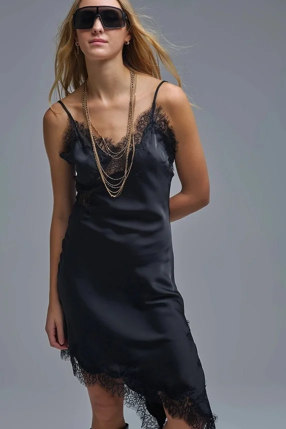 Vestido Q2 de encaje asimétrico de satén en negro