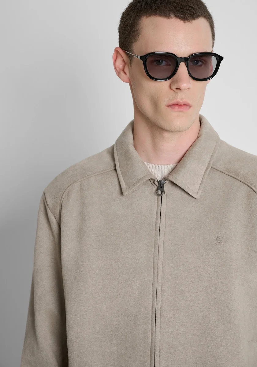 Chaqueta Morato color masilla regular fit en tejido agamuzada con logo en relieve en el pecho