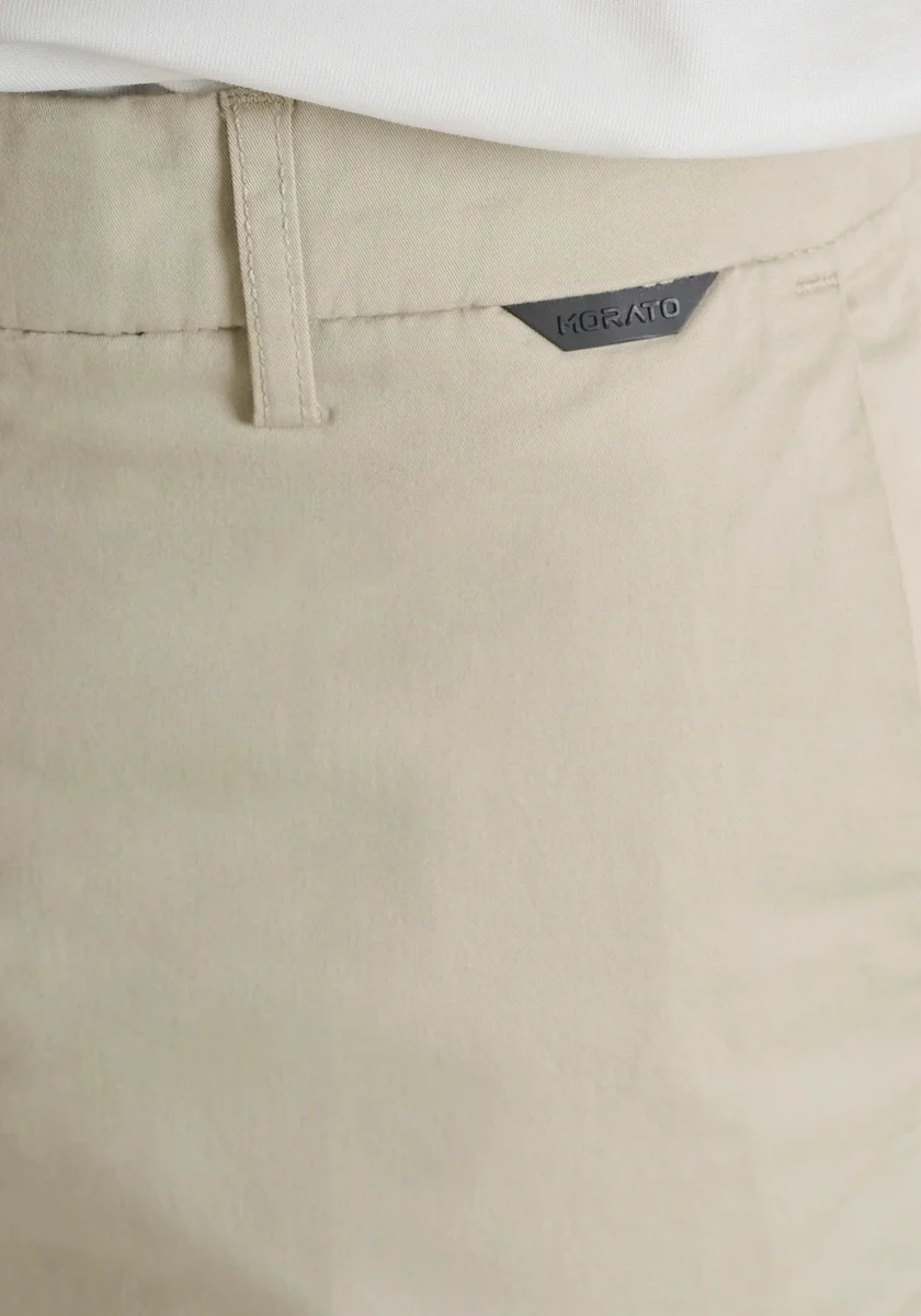 PANTALONES CORTOS MORATO SLIM FIT «MARK» DE SARGA DE ALGODÓN ELÁSTICO