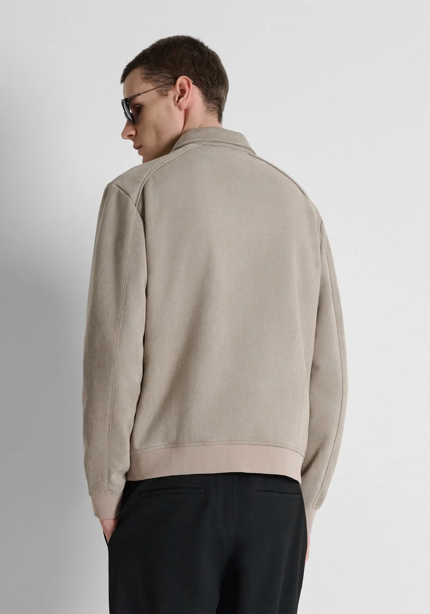 Chaqueta Morato color masilla regular fit en tejido agamuzada con logo en relieve en el pecho