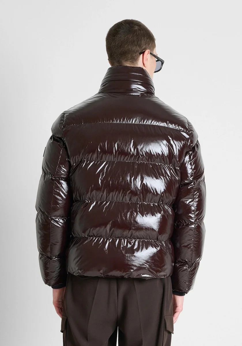 Abrigo Morato color café relaxed fit en nylon efecto brillante