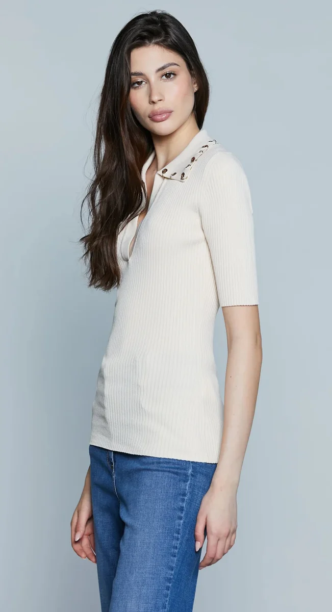 CAMISETA MUJER RELISH CUELLO ACANALADO DETALLE ANILLAS COLOR DISPONIBLES BEIGE Y NEGRO