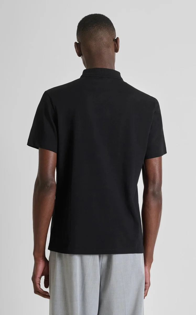 POLO REGULAR FIT DE ALGODÓN SUAVE CON PLACA CON LOGOTIPO NEGRO