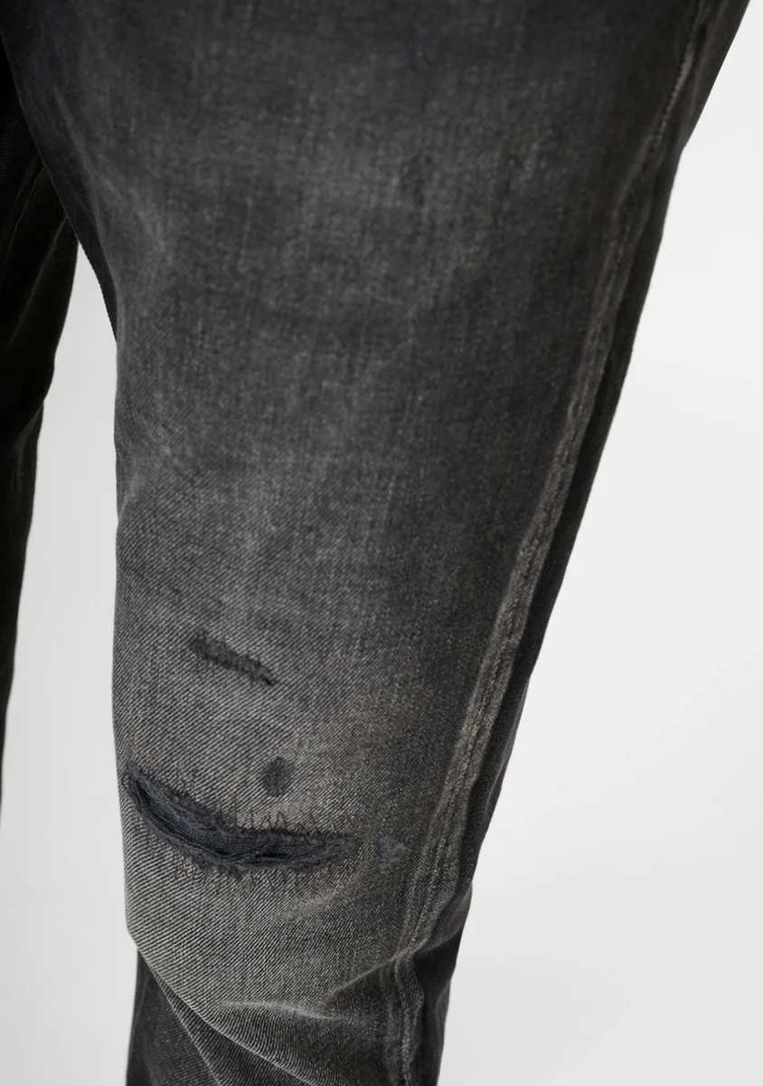 VAQUEROS MORATO SLIM CROPPED FIT “JIMI” EN DENIM NEGRO DESGARRADO