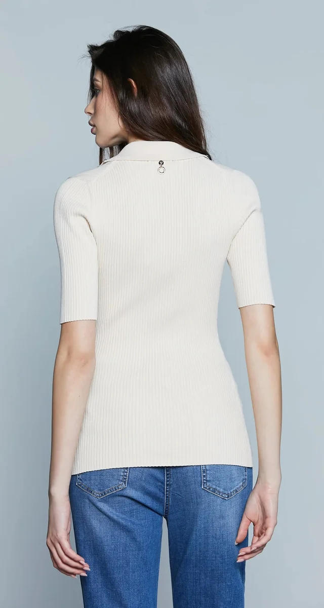 CAMISETA MUJER RELISH CUELLO ACANALADO DETALLE ANILLAS COLOR DISPONIBLES BEIGE Y NEGRO