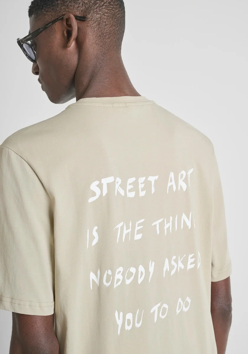 CAMISETA MORATO RELAXED FIT DE ALGODÓN STREET ART BEIGE