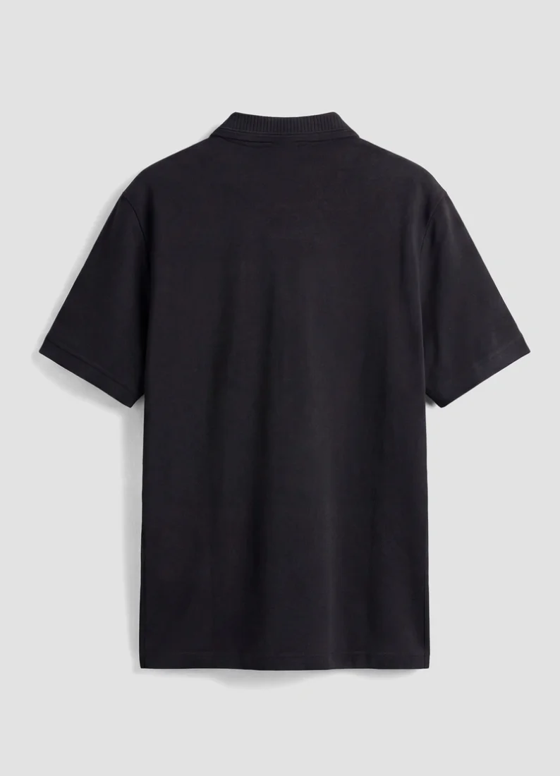 POLO REGULAR FIT DE ALGODÓN SUAVE CON PLACA CON LOGOTIPO NEGRO