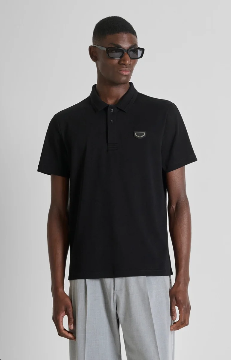 POLO REGULAR FIT DE ALGODÓN SUAVE CON PLACA CON LOGOTIPO NEGRO