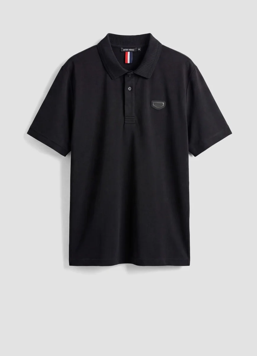 POLO REGULAR FIT DE ALGODÓN SUAVE CON PLACA CON LOGOTIPO NEGRO