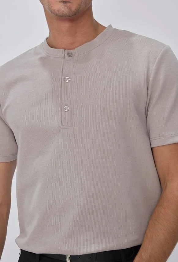 Camiseta Frilivin Paris con cuello tunecino