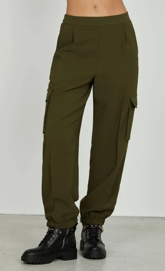 PANTALON CARGO RELISH CON PUÑO Y BOLSOS LATERALES VERDE