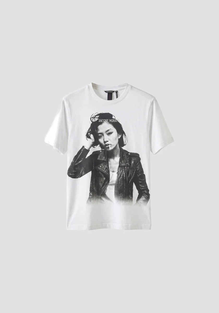 Camiseta color crema regular fit estaampado flocado y logo plateado