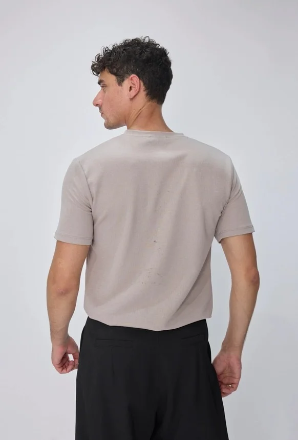 Camiseta Frilivin Paris con cuello tunecino