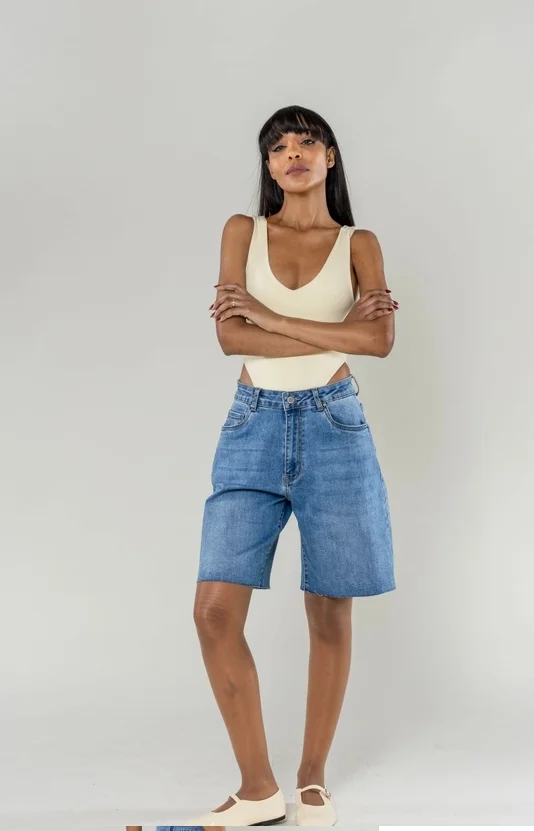 SHORT DENIM NINA CARTER DESHILACHADOS ELASTICO Y ACAMPANADO.