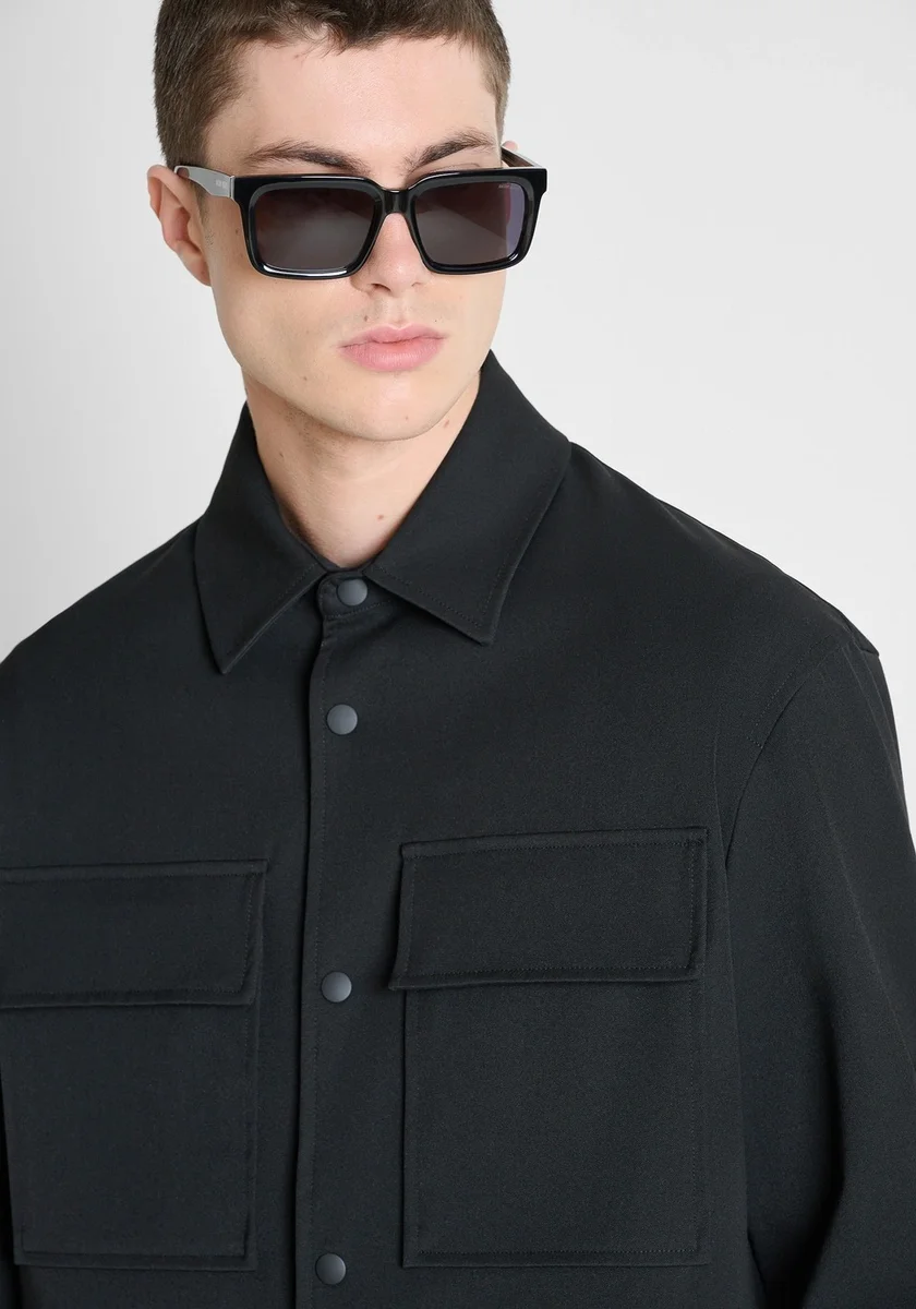Camisa Morato "Singapore" negra relaxed fit en sarga de viscosa con placa metálica