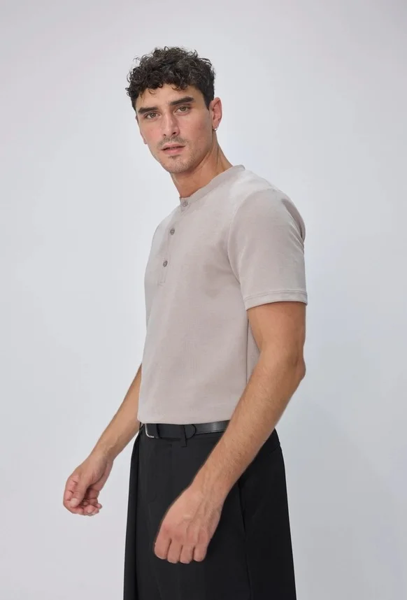 Camiseta Frilivin Paris con cuello tunecino