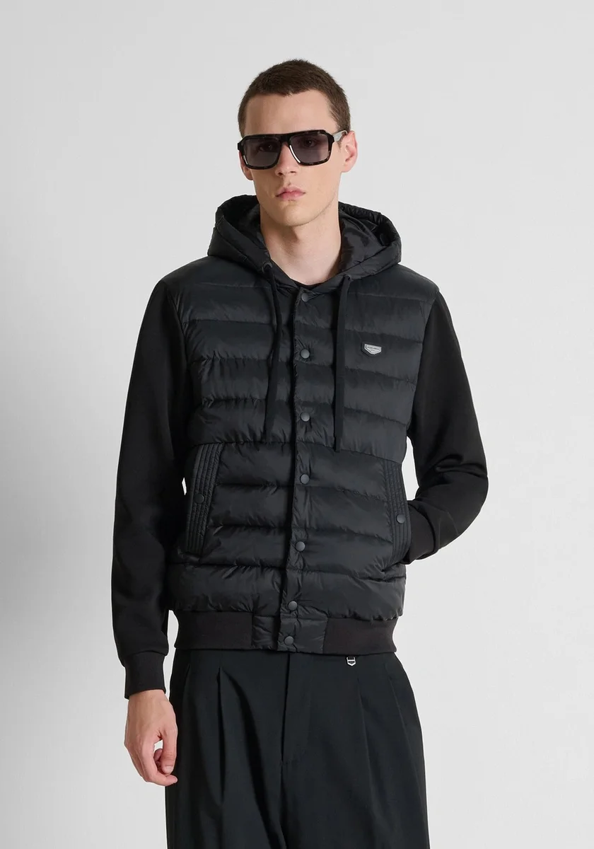 Abrigo Morato negro regular fit en scuba de viscosa con frente y capucha en nylon acolchado