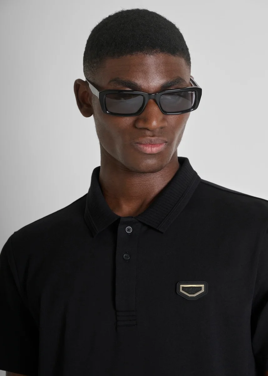 POLO REGULAR FIT DE ALGODÓN SUAVE CON PLACA CON LOGOTIPO NEGRO