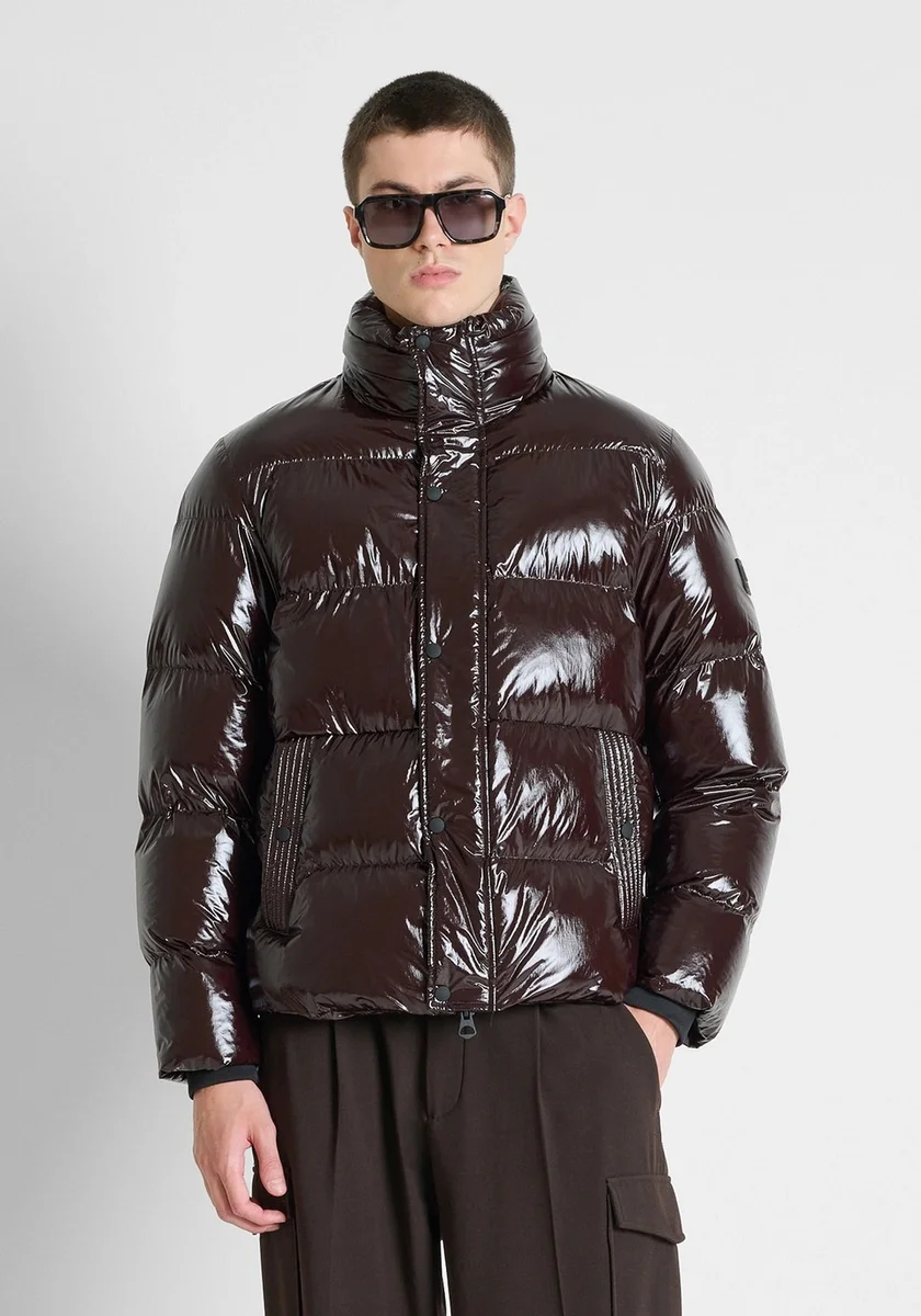 Abrigo Morato color café relaxed fit en nylon efecto brillante