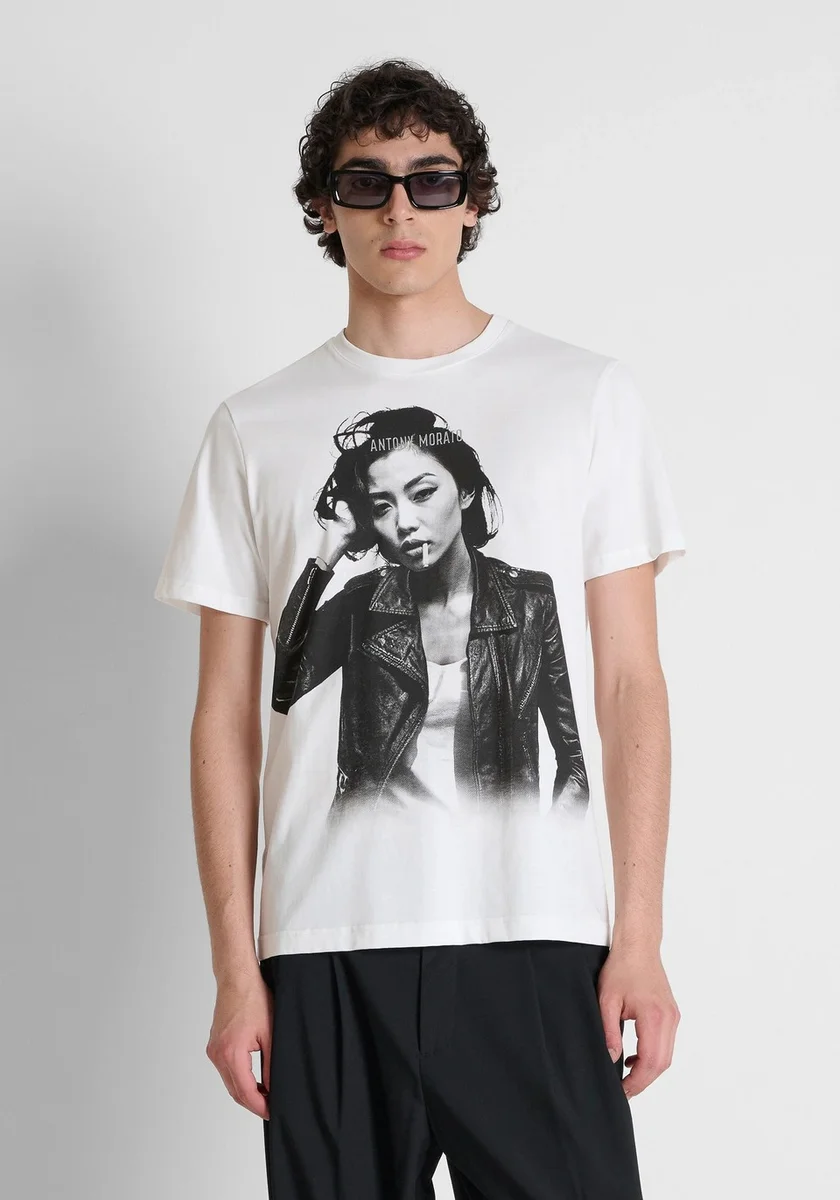 Camiseta color crema regular fit estaampado flocado y logo plateado