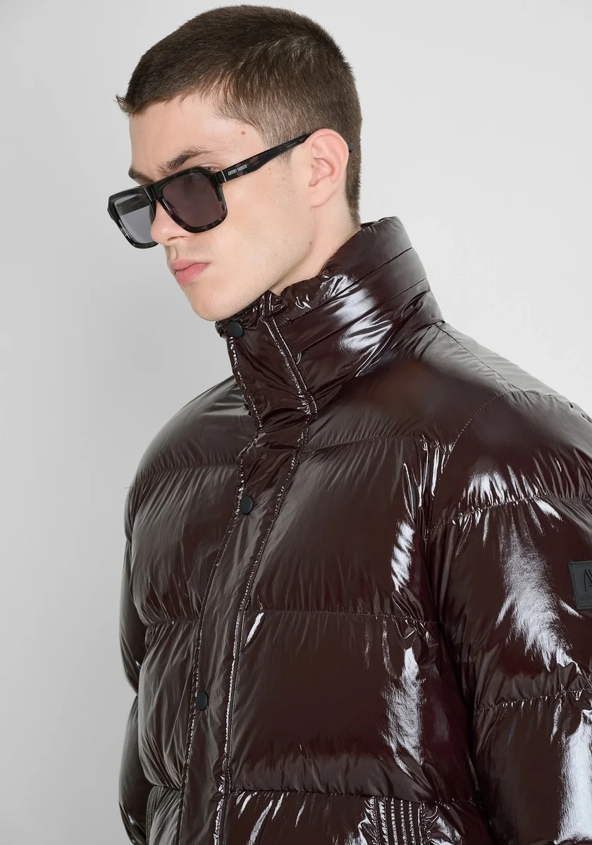 Abrigo Morato color café relaxed fit en nylon efecto brillante