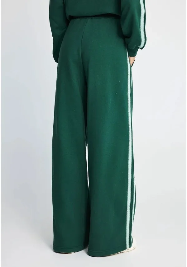 Conjunto Sport mujer Funky Buddha verde