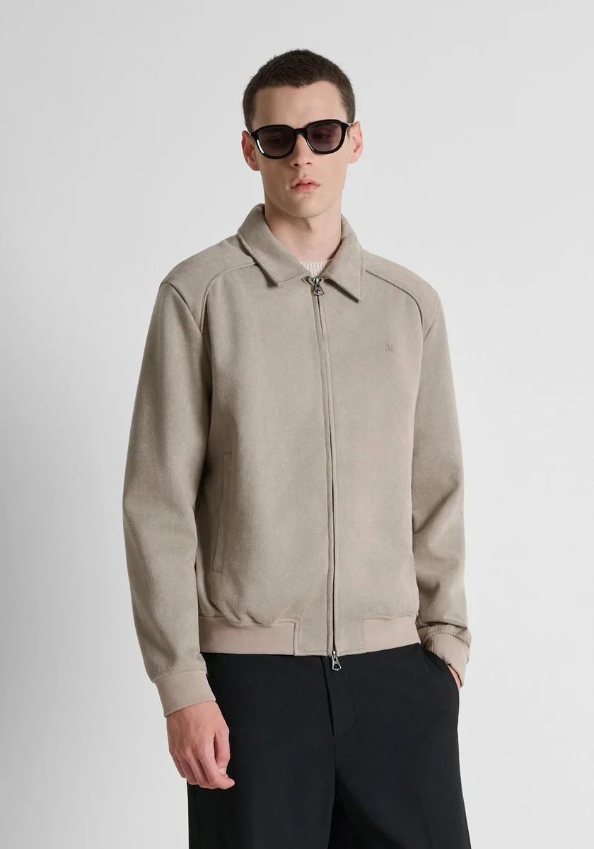 Chaqueta Morato color masilla regular fit en tejido agamuzada con logo en relieve en el pecho