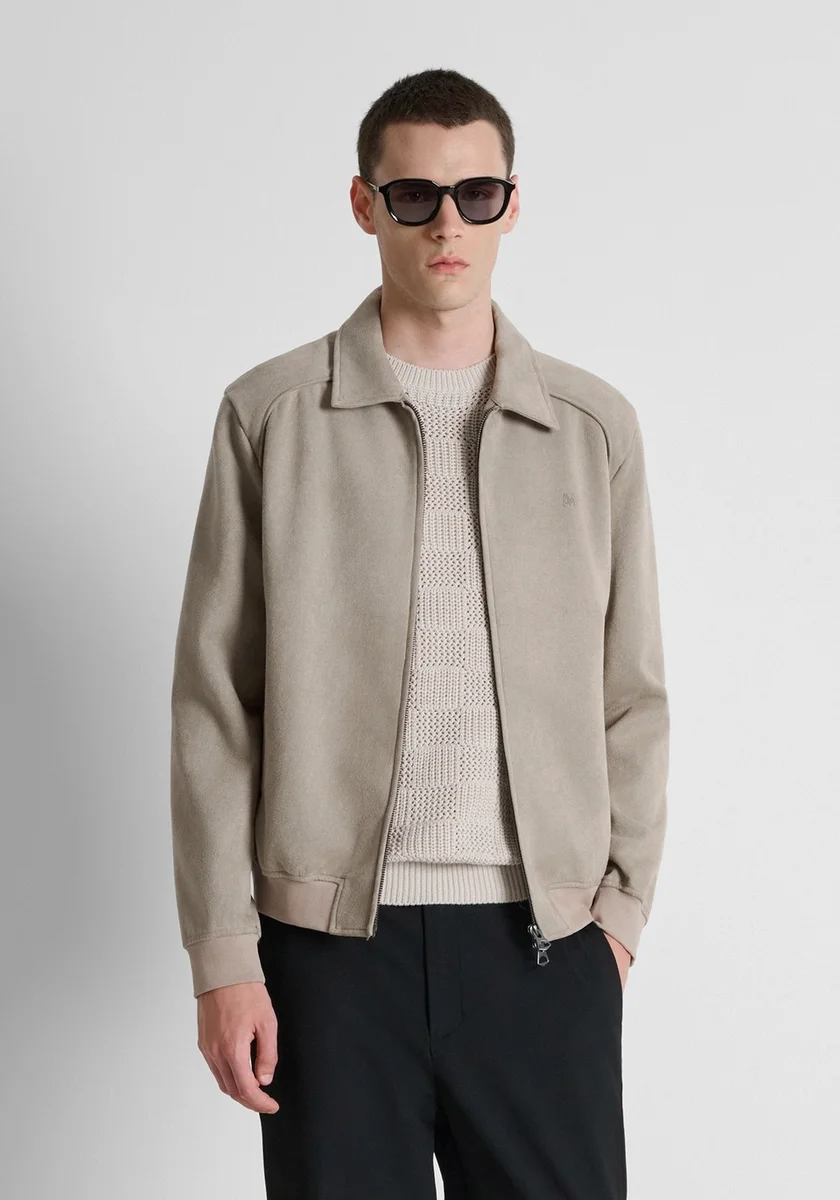 Chaqueta Morato color masilla regular fit en tejido agamuzada con logo en relieve en el pecho