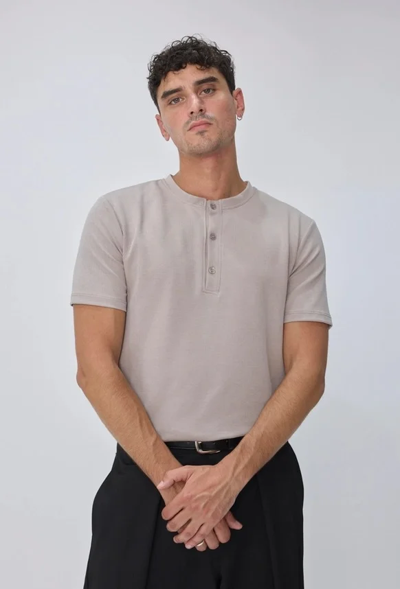 Camiseta Frilivin Paris con cuello tunecino