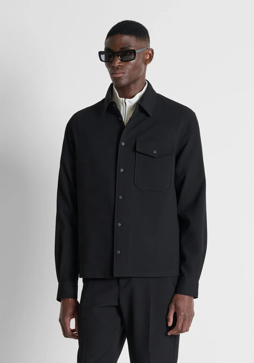 Camisa Morato "Santiago" ncomodín ideal de la oficina al aperitivo, para looks cuidados a todas horas.  El modelo lleva una talla L y mide 185 cmegra regular fit en piqué de viscosa