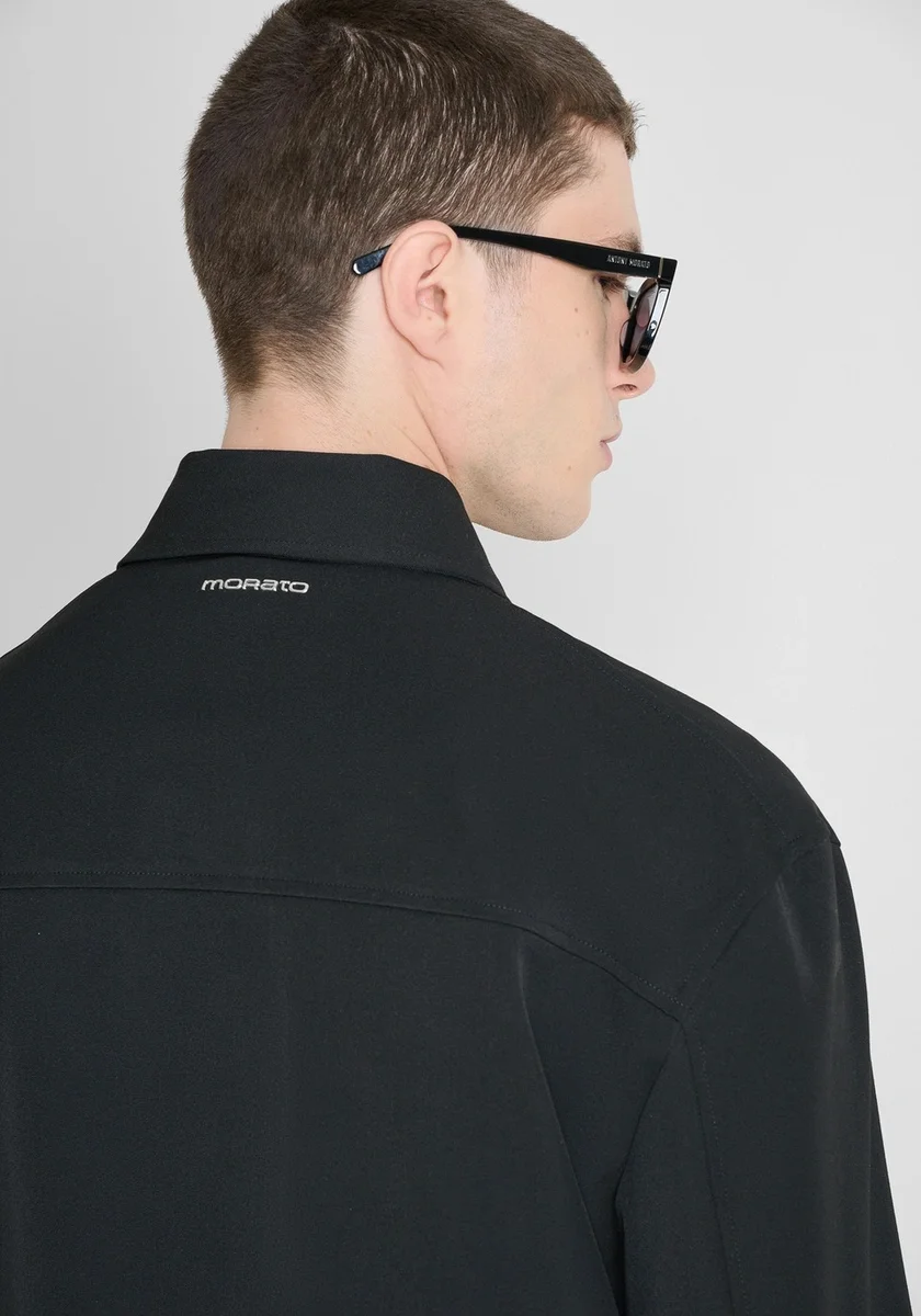 Camisa Morato "Singapore" negra relaxed fit en sarga de viscosa con placa metálica