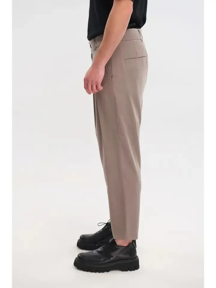 Pantalon Royal Denim Vilnius 2261 con pliegues en caja color topo