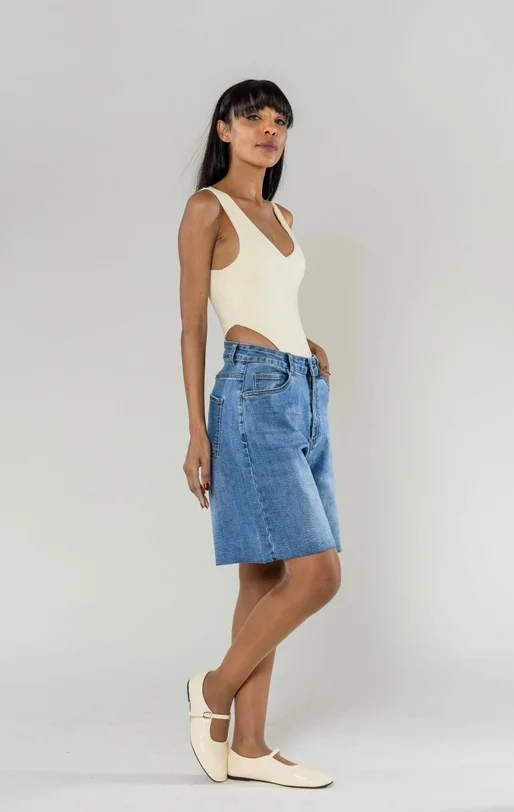 SHORT DENIM NINA CARTER DESHILACHADOS ELASTICO Y ACAMPANADO.