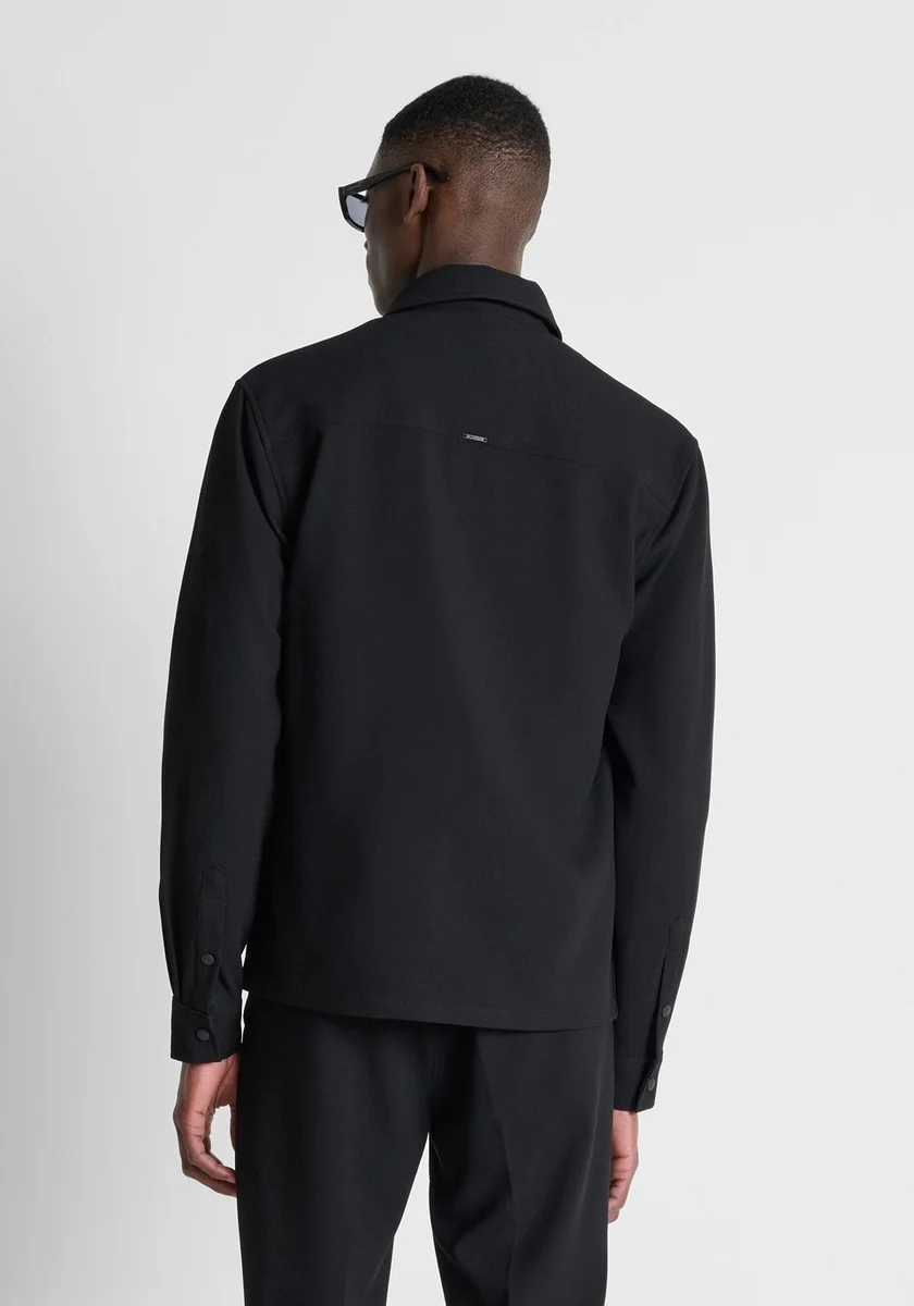 Camisa Morato "Santiago" ncomodín ideal de la oficina al aperitivo, para looks cuidados a todas horas.  El modelo lleva una talla L y mide 185 cmegra regular fit en piqué de viscosa