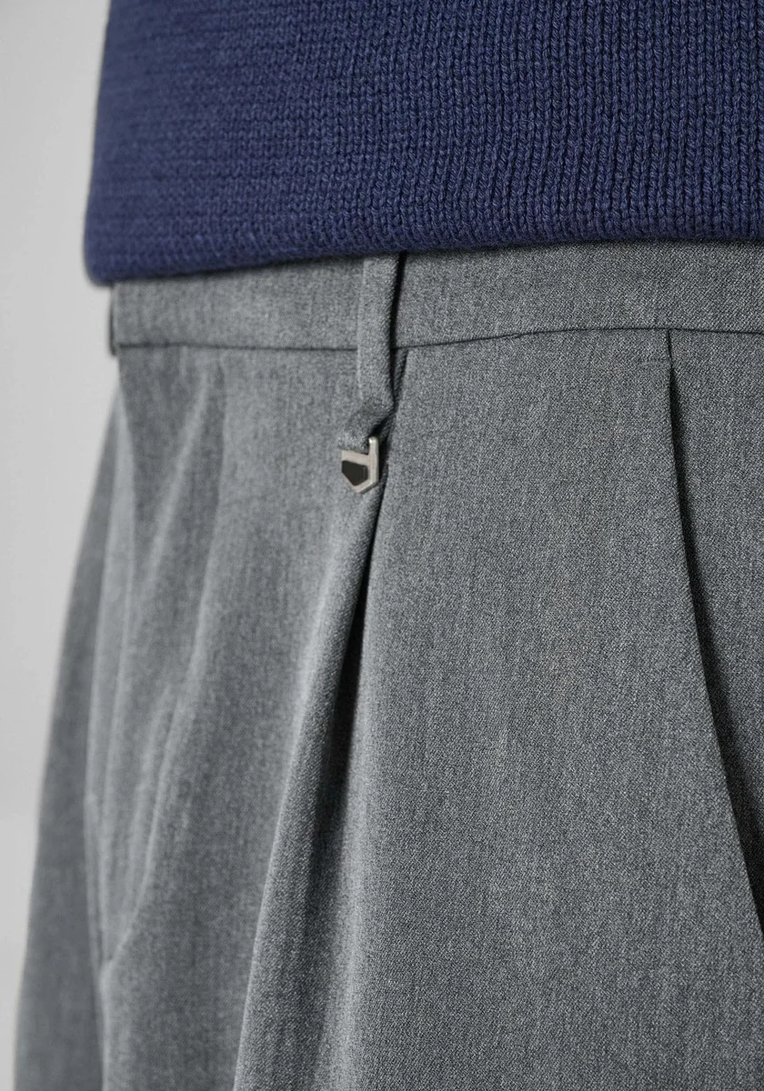 Pantalones Morato "Alan" gris jaspeado medio relaxed fit en sarga de viscosa